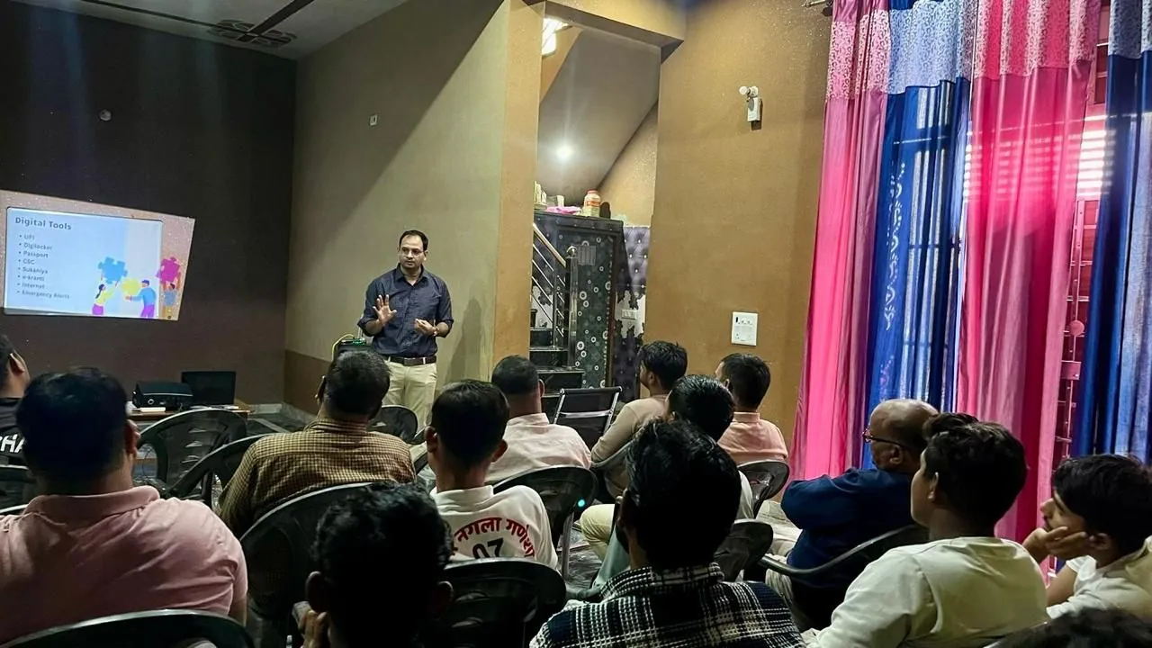 Manjeet Yadav presenting a slide on digital tools such as UPI and DigiLocker to a community audience